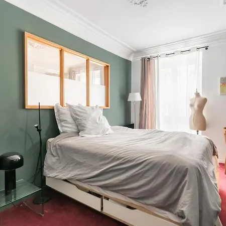 A Superb 1 Bdr Montmartre Paris